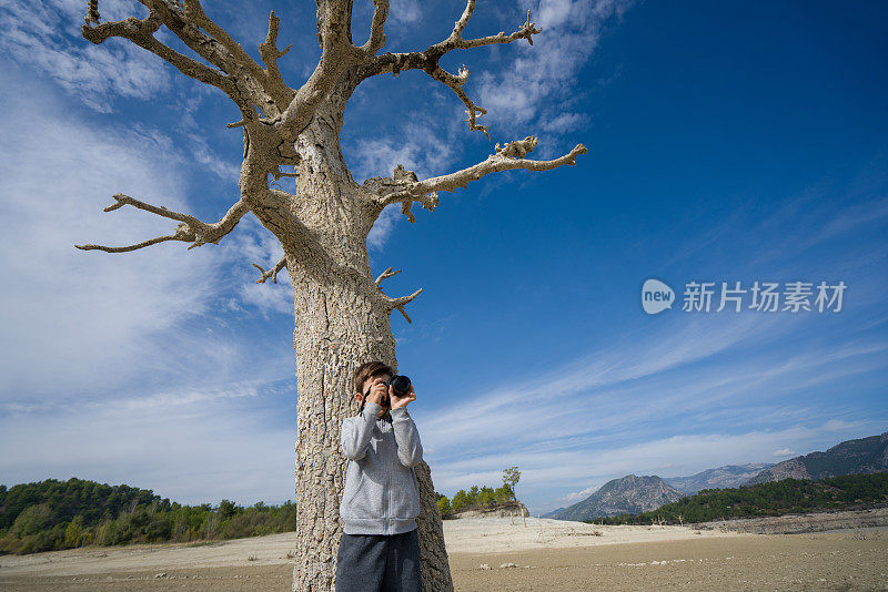 这孩子正在照相