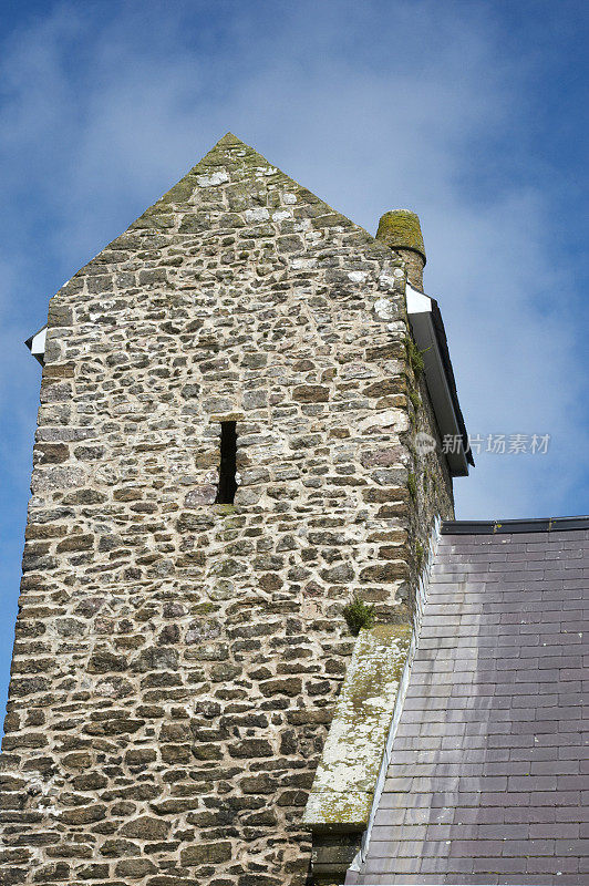 古老的石制教堂塔
