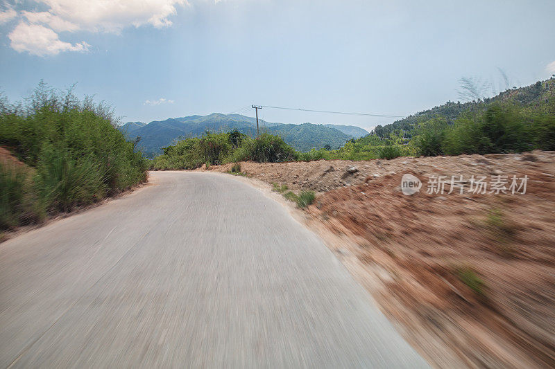 阳光灿烂的日子里的混凝土乡村公路