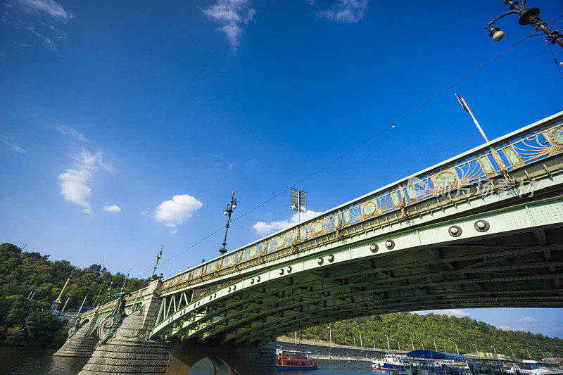 看看布拉格伏尔塔瓦河上的新艺术风格的切胡夫桥和船只。