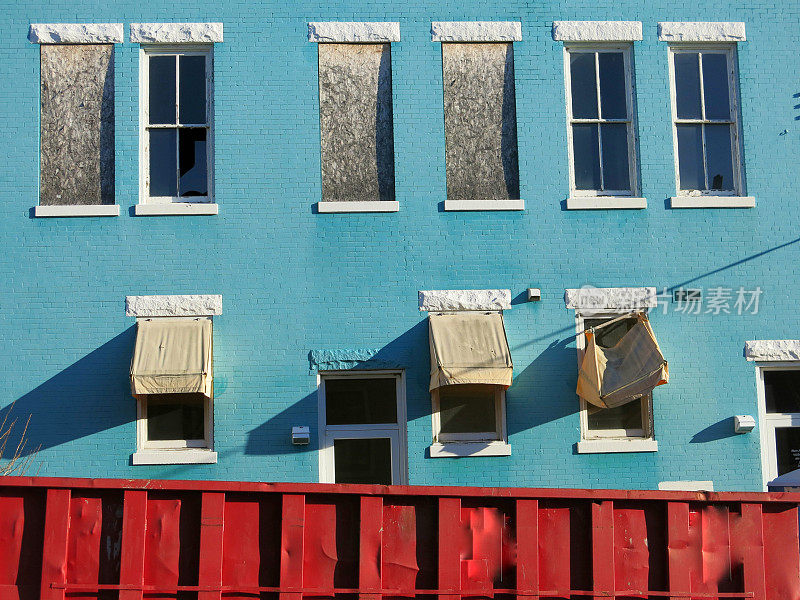 红白蓝建筑大楼，垃圾桶，木板窗
