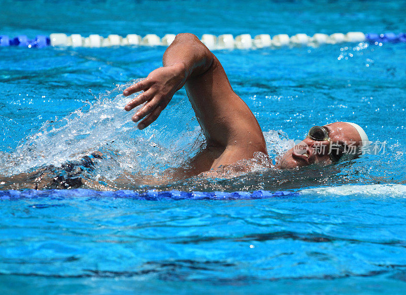 运动员自由式游泳
