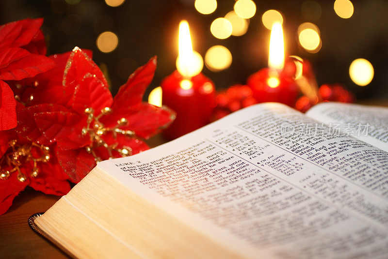 特写圣经打开Luke圣诞故事与蜡烛