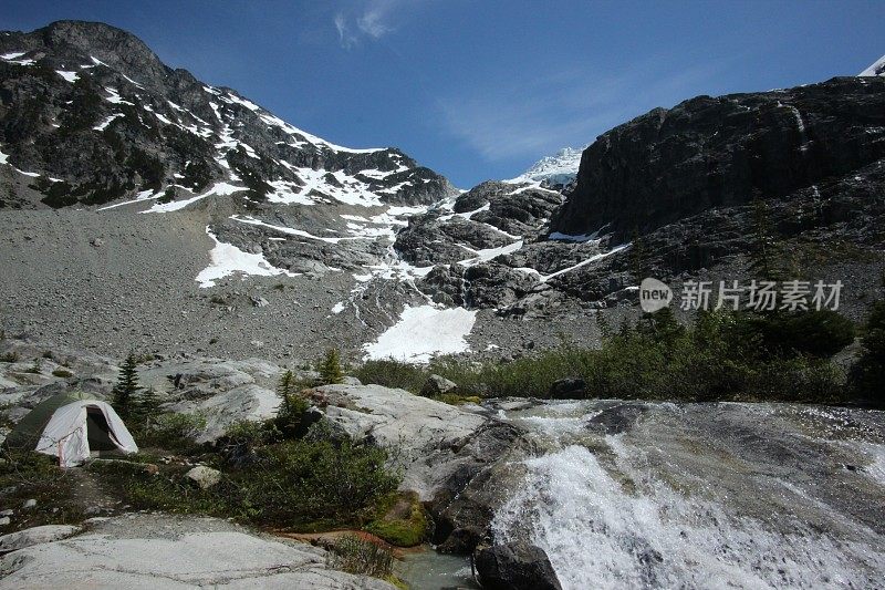 在山里露营