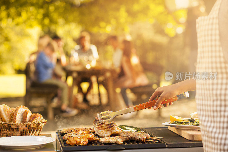 为全家野餐准备食物