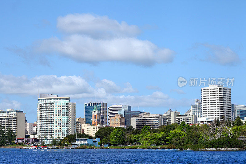 奥克兰梅里特湖沿岸的景色