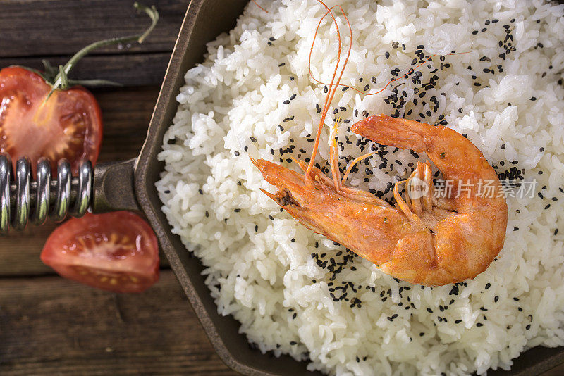 大虾饭在铸铁锅里