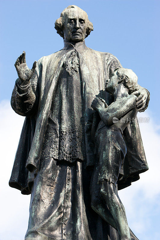 拯救男孩-詹姆斯·纽金特神父雕像，利物浦