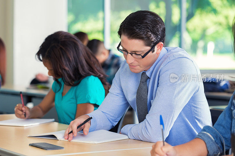 年轻人在现代课堂上做笔记