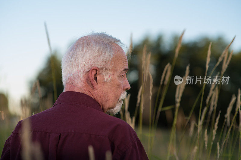 年长白人男子户外肖像简介