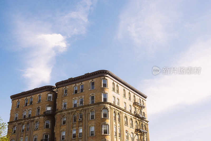 经典的纽约公寓大楼与蓝天在哈莱姆