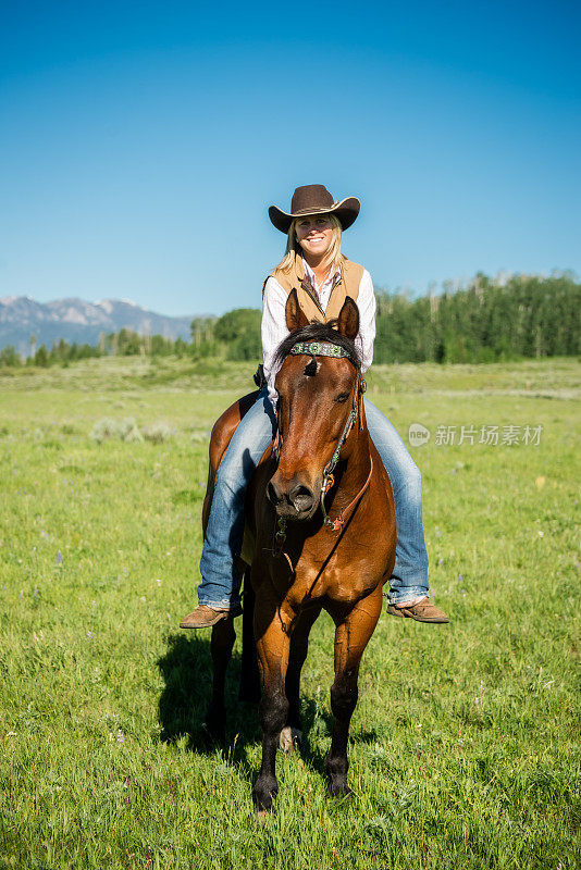 骑在马背上的女牛仔的肖像