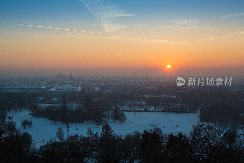 冬季慕尼黑上空的日落