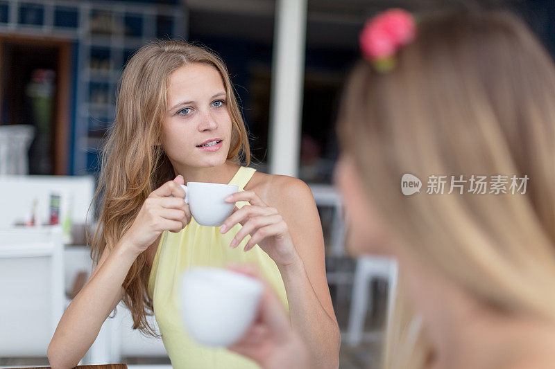 女人们边喝咖啡边聊天