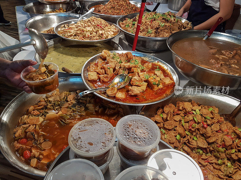 泰国市场正在出售为泰国素食节准备的泰国素食食品。
