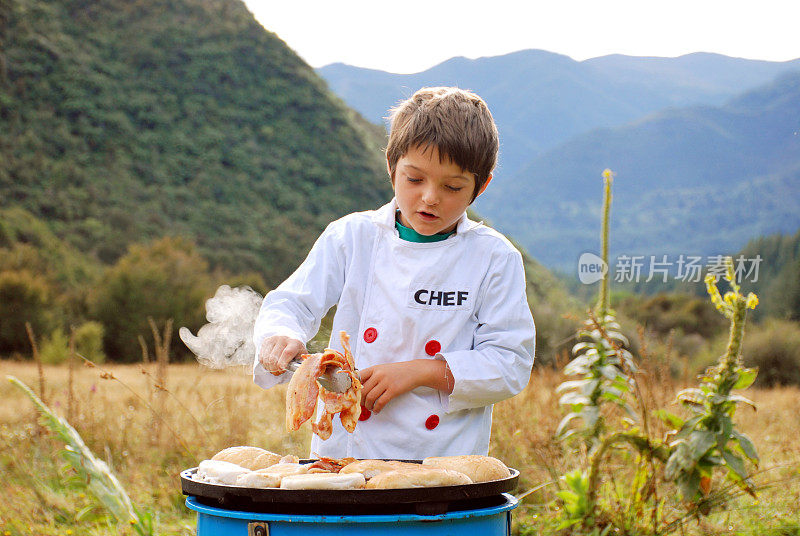 离家回家，男孩在厨师的白人厨师早餐