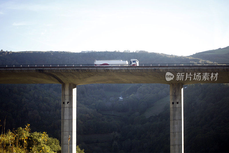 巨大的高架桥在山区，卡车经过。加利西亚,西班牙。