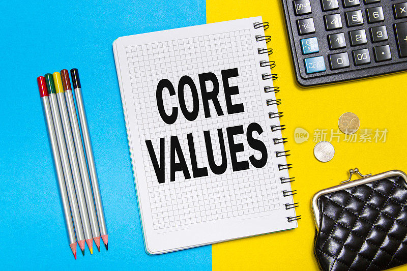 核心价值观，办公工具，蓝色或黄色背景。概念的核心价值观