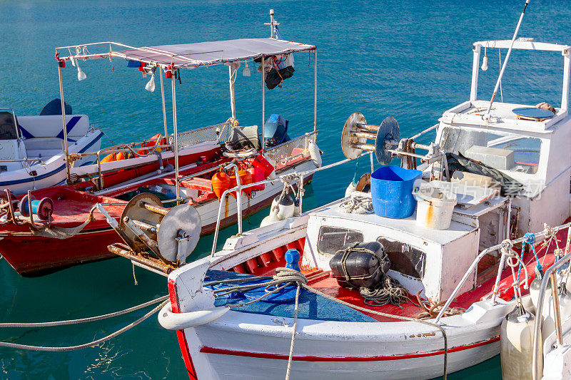 带捕鱼设备的小船用绳索系在码头上
