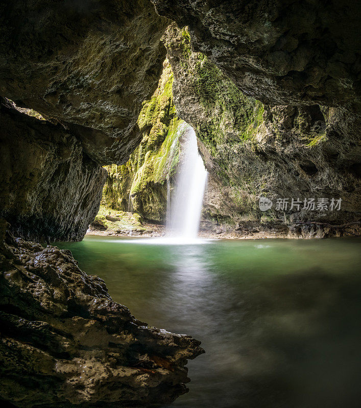 阿尔卑斯山岩洞里的神秘瀑布