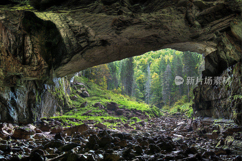 石灰岩山脉中的洞穴