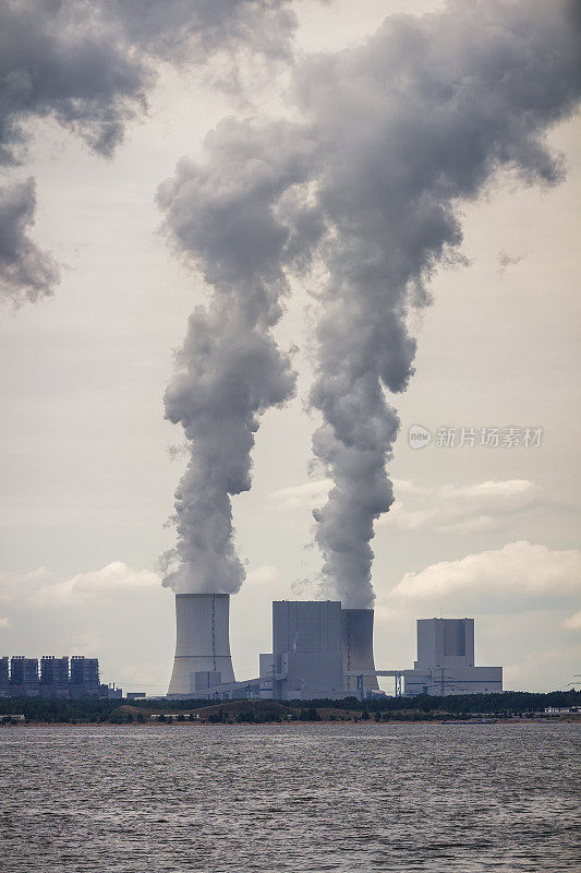 多个煤化石燃料发电厂的烟囱排放二氧化碳污染