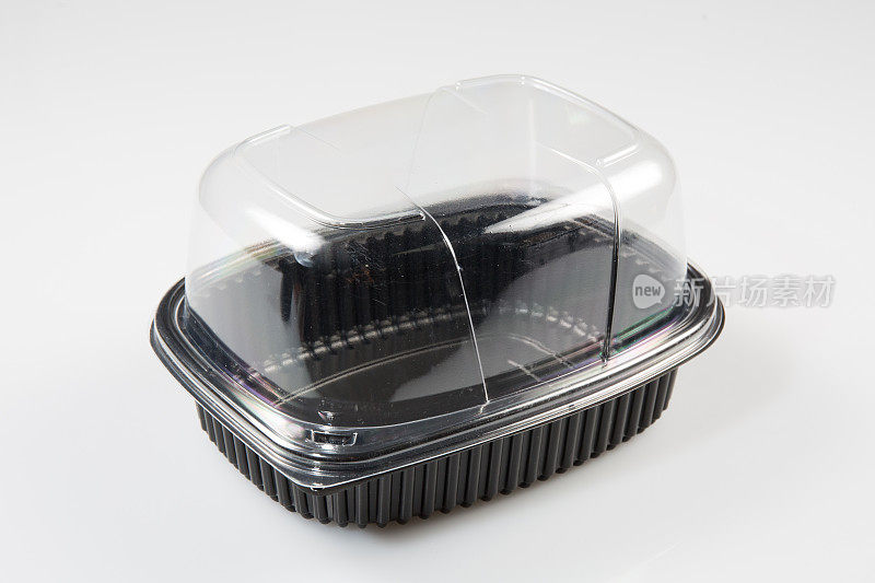 黑色和透明的塑料盒，用于存放出售的鸡