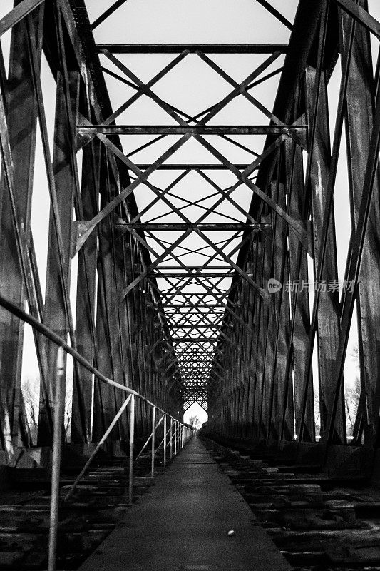 黑白老工业铁路铁桥中心夜景透视