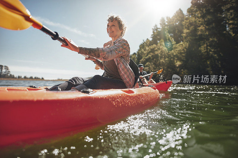 夏日里，老女人在湖中划独木舟