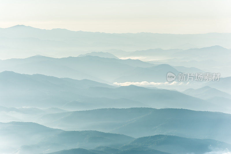 山上有早晨的阳光和冬天的雾。