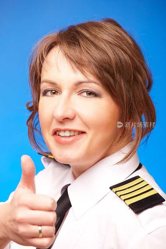航空公司飞行员竖起大拇指