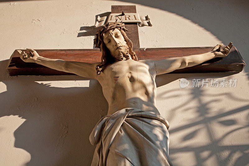 维也纳——耶稣在教堂前厅的十字架上