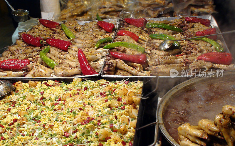 煮熟的肉和蔬菜展示在西安当地市场位于中国。亚洲