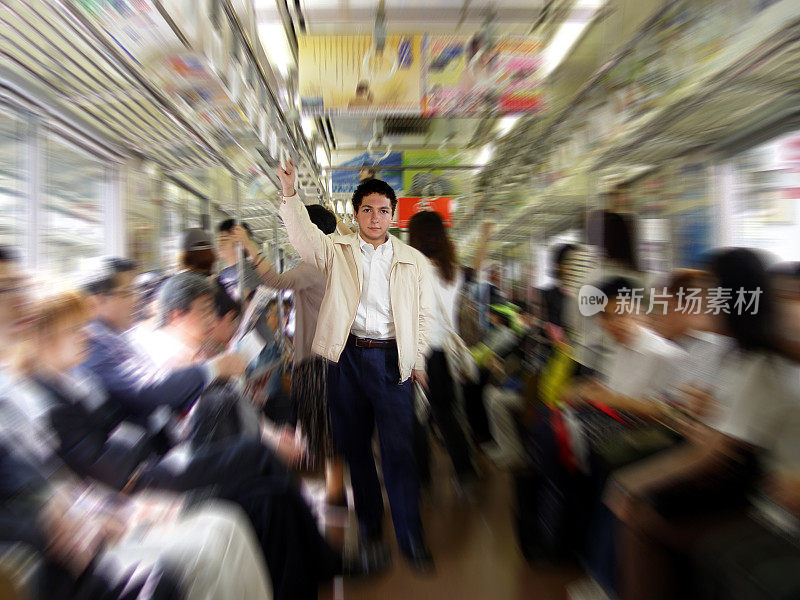 调出了一个男人站在火车上的镜头