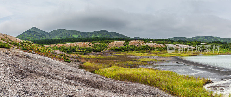 俄罗斯国后岛戈洛夫宁火山火山口的湖泊