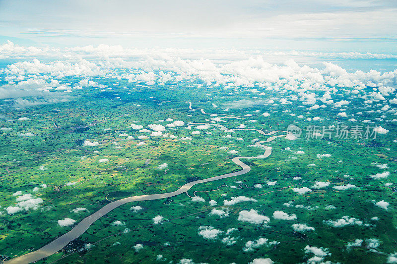 鸟瞰图从飞机，云，土地，河流，建筑
