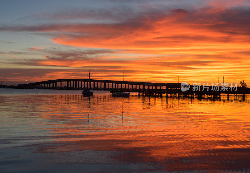 清晨日出中的欧加利堤道大桥