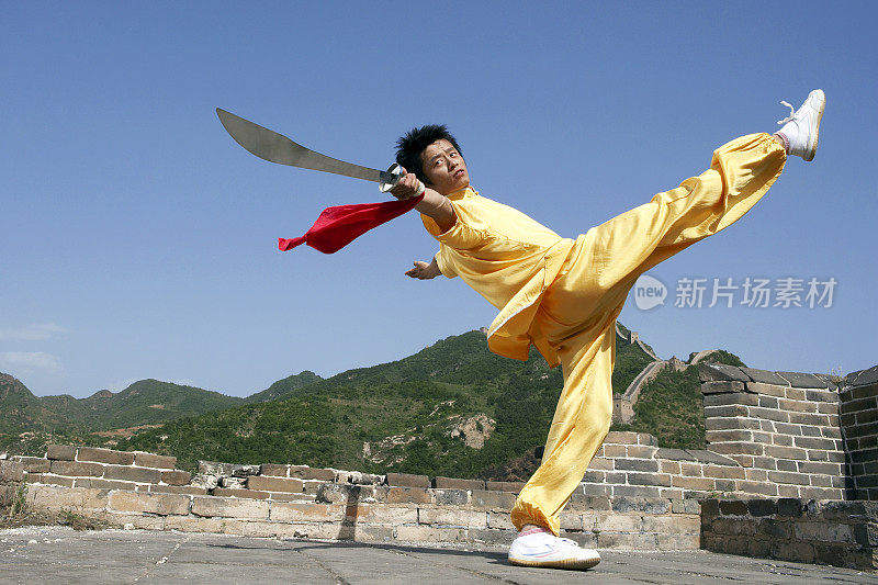 年轻男子在长城表演武术