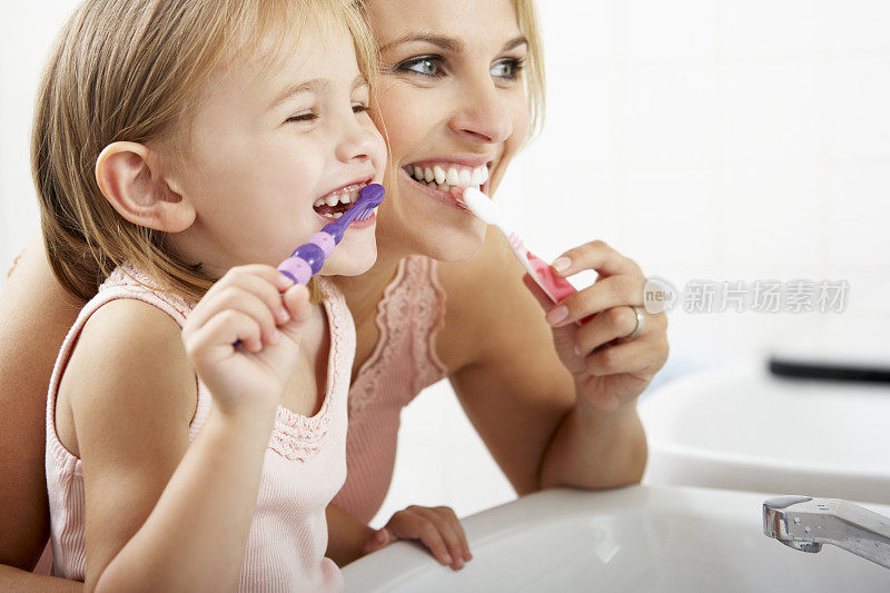 母亲和女儿一起刷牙