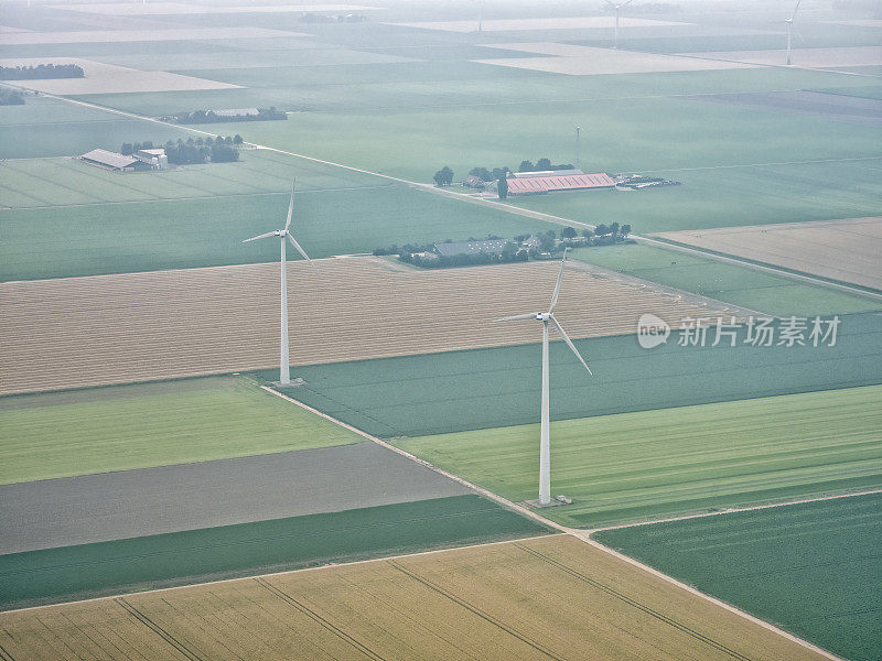 鸟瞰图上的风力涡轮机的领域在弗莱弗兰，荷兰