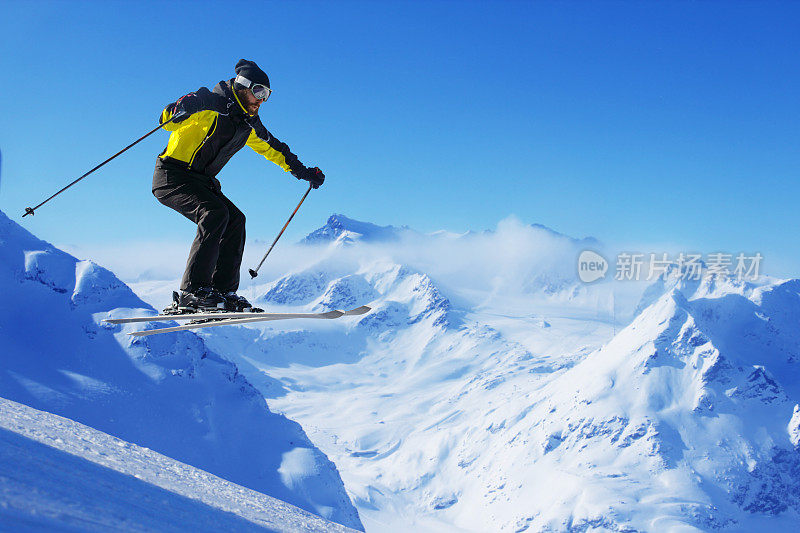 山上的跳台滑雪者