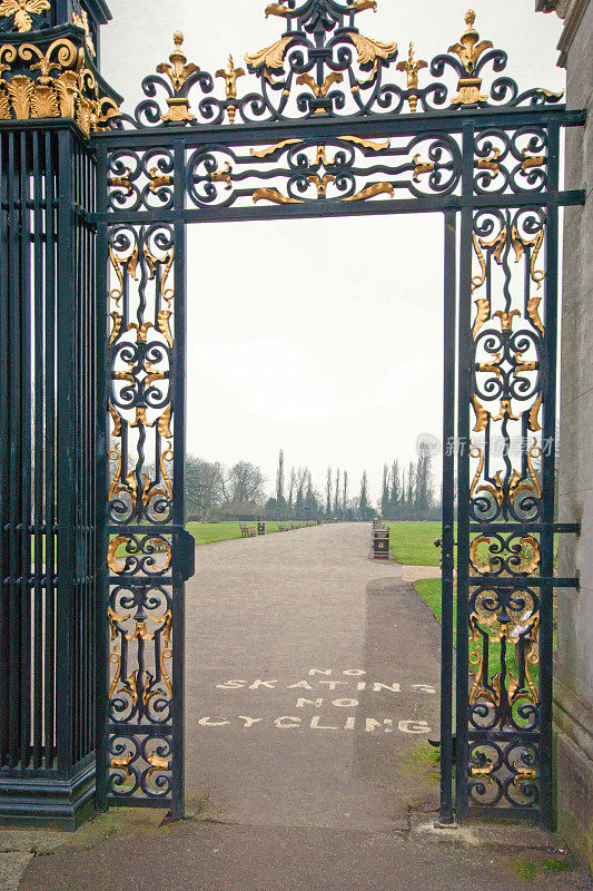打开大门进入伦敦公园
