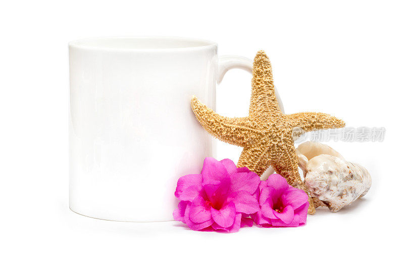 空白咖啡夏季主题杯模型与花，海星和贝壳