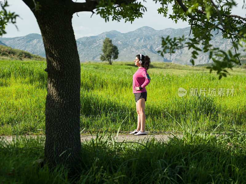 在大自然中准备慢跑的成年女性的侧视图