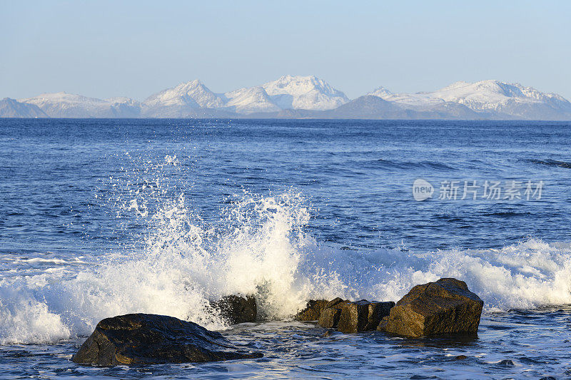 罗浮敦群岛的海浪拍打着Austvagoy海岸