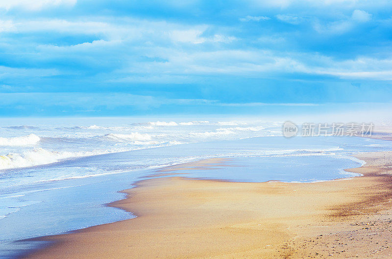 浪花浪花的海滩，海边，阴天，阳光