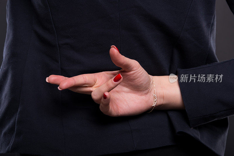 商业女人的特写与交叉的手指