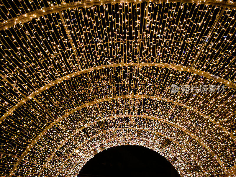 罗马尼亚特兰西瓦尼亚的西比乌，圣诞夜灯火通明的说谎者桥