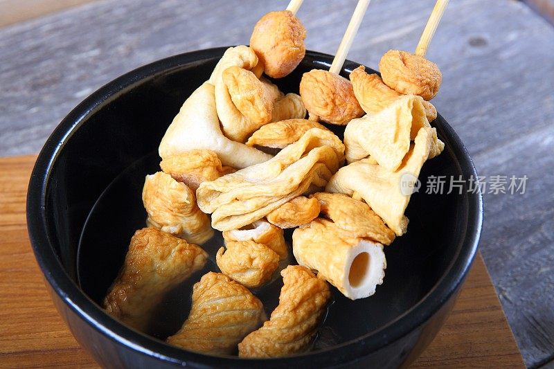 鱼饼串在碗里