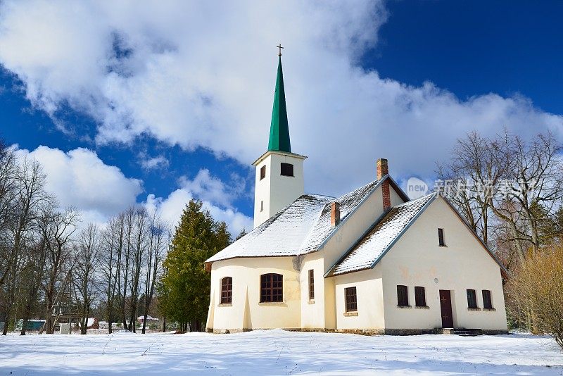 冬天的乡村天主教教堂
